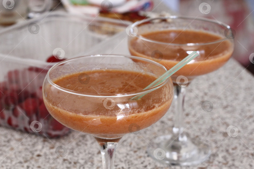 Скачать Бокалы ягодного смузи фотосток Ozero