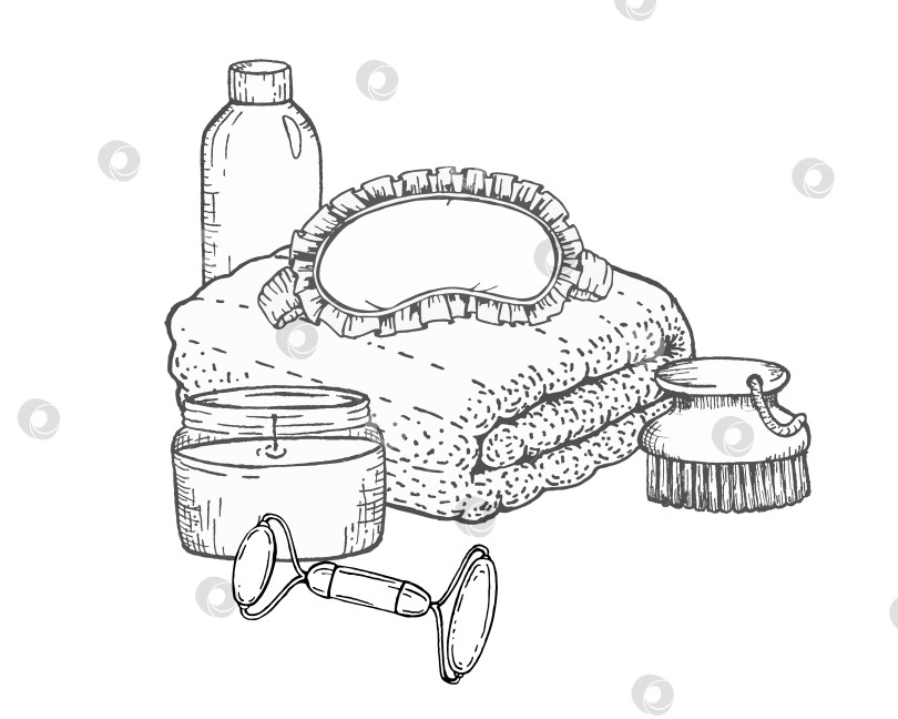 Скачать Иллюстрация тушью спа-аксессуаров с полотенцами, спящей маской для глаз, свечой, косметическим флаконом, массажером для лица и щеткой, нарисованные от руки графические линии для велнес-брендинга или бьюти-дизайна. фотосток Ozero