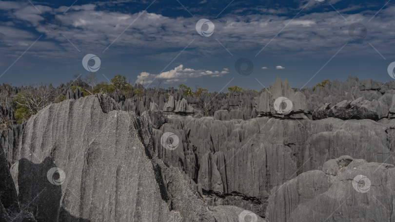 Скачать Уникальные карстовые породы. Крутые, изрезанные склоны, острые вершины фотосток Ozero