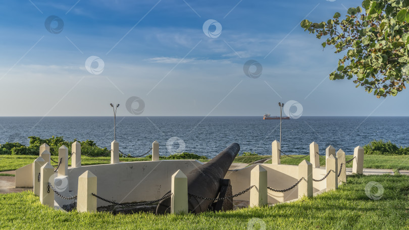 Скачать Старая большая пушка. Ствол направлен в сторону океана. фотосток Ozero