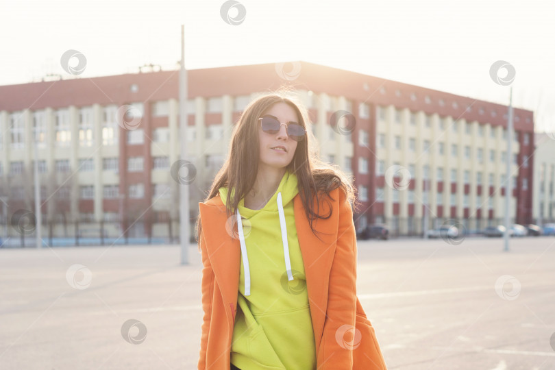 Скачать Портрет молодой женщины в ярком наряде фотосток Ozero