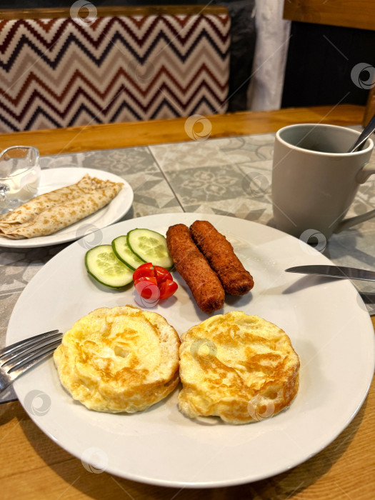 Скачать Завтрак. Омлет с сосисками, беконом и помидорами черри фотосток Ozero