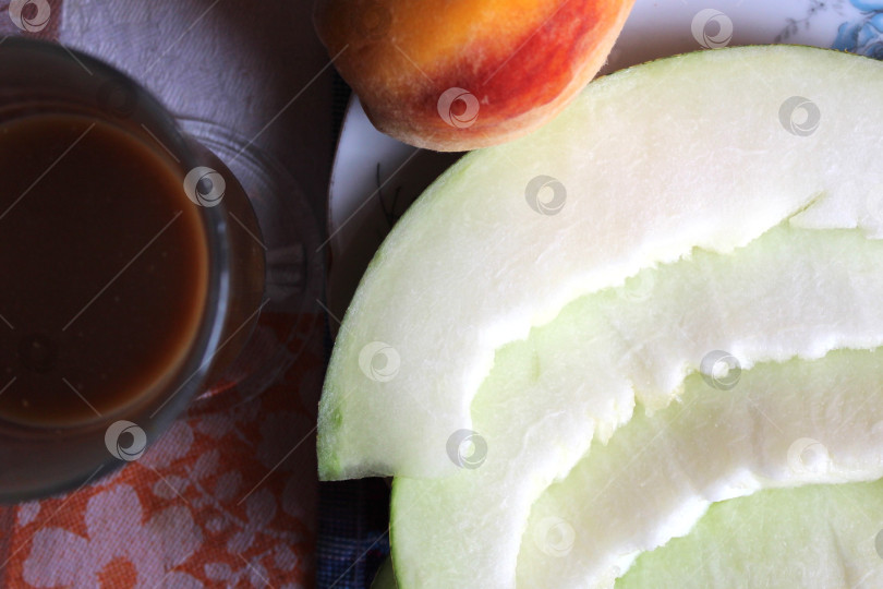 Скачать Сочная ягода дыня на столе фотосток Ozero