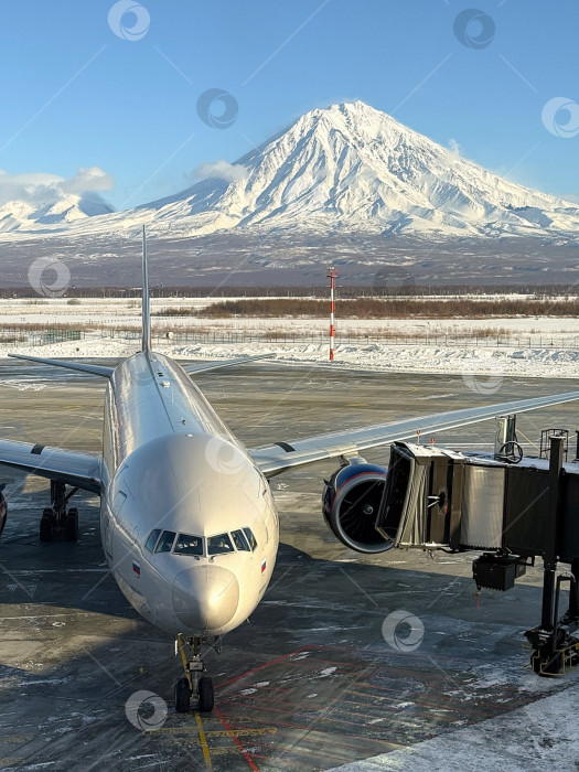 Скачать Самолет в аэропорту с видом на Корякский вулкан фотосток Ozero
