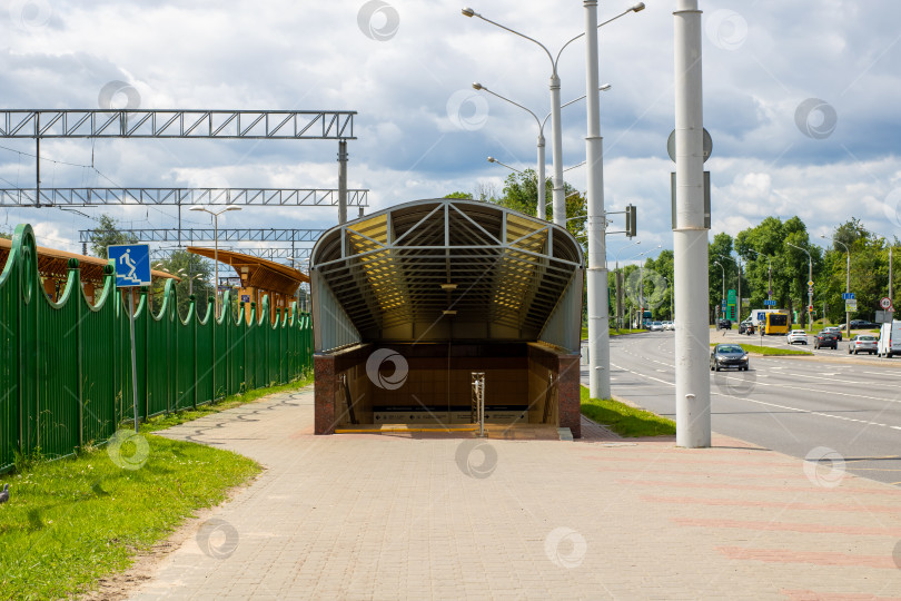 Скачать Беларусь, Минск - 04.07.2025: Вход в подземный переход, городской переход с декоративной лестницей и уличными фонарями фотосток Ozero