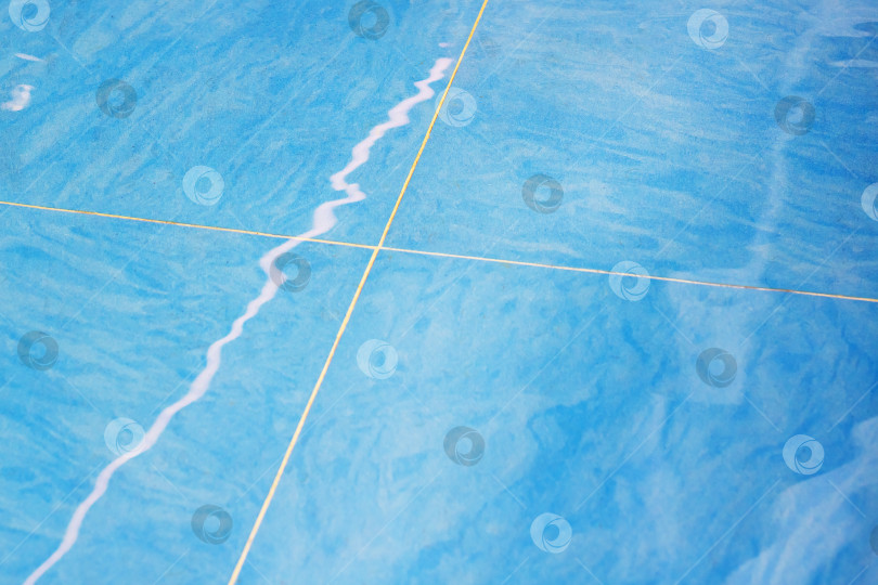 Скачать Синяя текстильная деталь, макросъемка синего текстиля с прошитыми линиями и эффектами градиентной зернистости фотосток Ozero