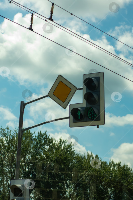 Скачать Просторный дневной вид на улицу с демонстрацией знаков безопасности рядом с деревьями и электрическими проводами фотосток Ozero