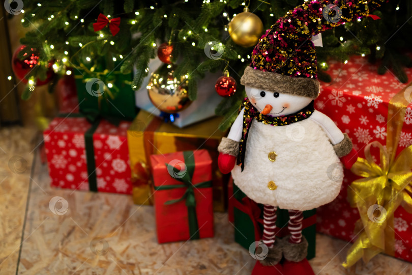 Скачать Рождественская экспозиция с веселыми акцентами, декоративная сцена с праздничными украшениями и снеговиками фотосток Ozero