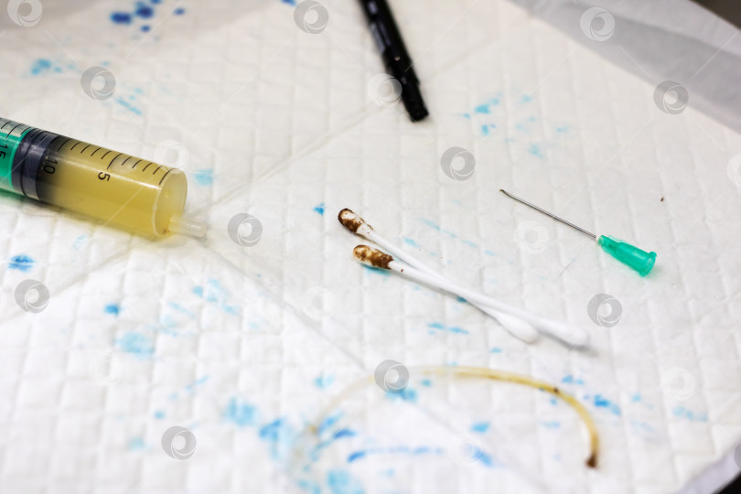 Скачать Предметы первой необходимости для медицинской очистки, медицинские инструменты и материалы, используемые во время процедуры взятия крови фотосток Ozero