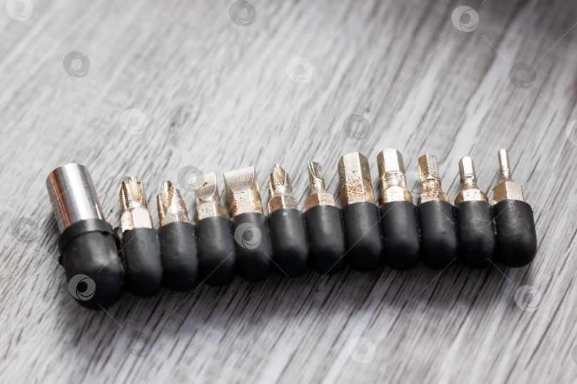 Скачать Компактный планшет flatlay, демонстрирующий практические инструменты для ремонта и организации дома фотосток Ozero