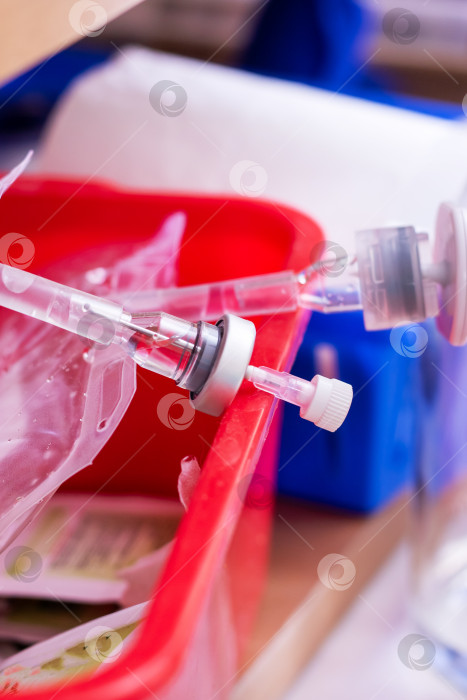 Скачать Сцена с медицинским шприцем, медицинский работник готовит вакцину стерильным способом фотосток Ozero