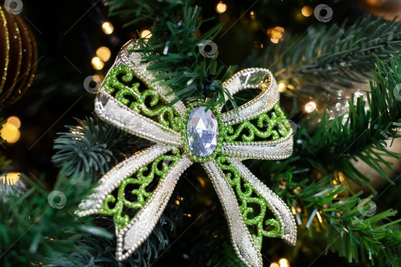 Скачать Элегантное вечнозеленое праздничное украшение, роскошное рождественское украшение с блестящими вставками фотосток Ozero