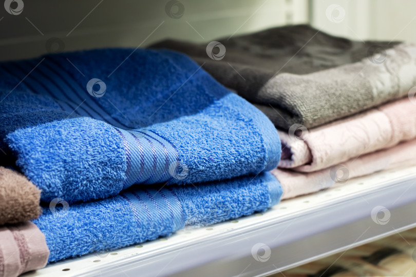 Скачать Тщательно подобранный ассортимент хлопчатобумажных полотенец различных цветов для розничной продажи и использования в отелях фотосток Ozero