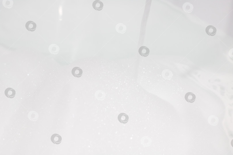 Скачать Светящаяся пена для релаксации, шелковистые пузырьки и мерцающая пена создают ощущение умиротворения. фотосток Ozero