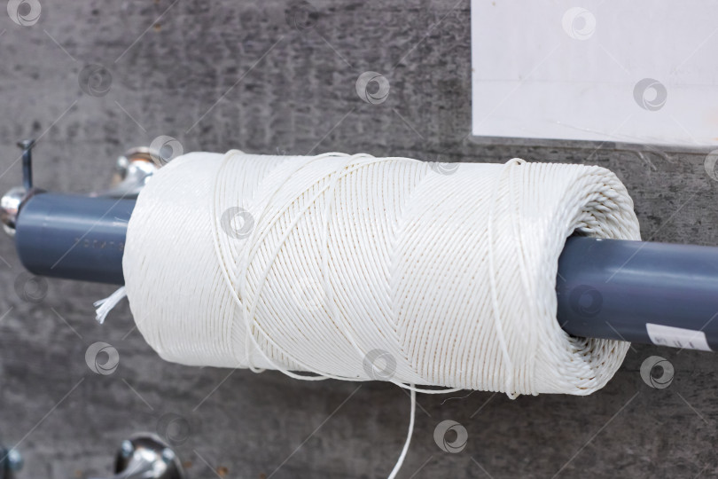 Скачать Сцена, на которой изображена катушка хлопчатобумажной нити с текстурированными волокнами в мастерской с рассеянным освещением фотосток Ozero