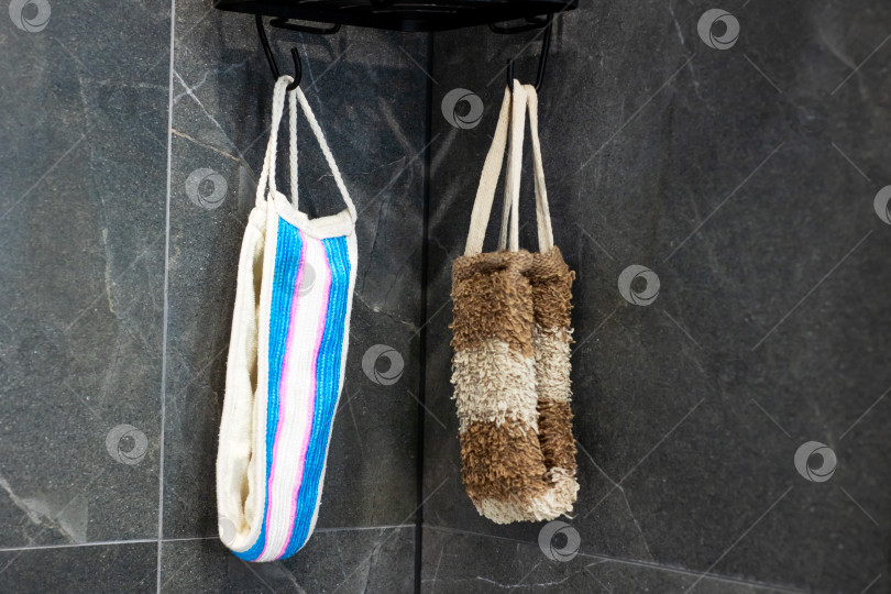 Скачать Интимный вид, подчеркивающий фактурные материалы банных принадлежностей в тихом душевом пространстве фотосток Ozero