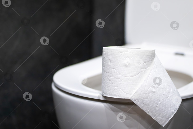 Скачать Салфетки для ванной комнаты, современная гостиничная ванная комната со сложенной туалетной бумагой и приглушенным освещением фотосток Ozero