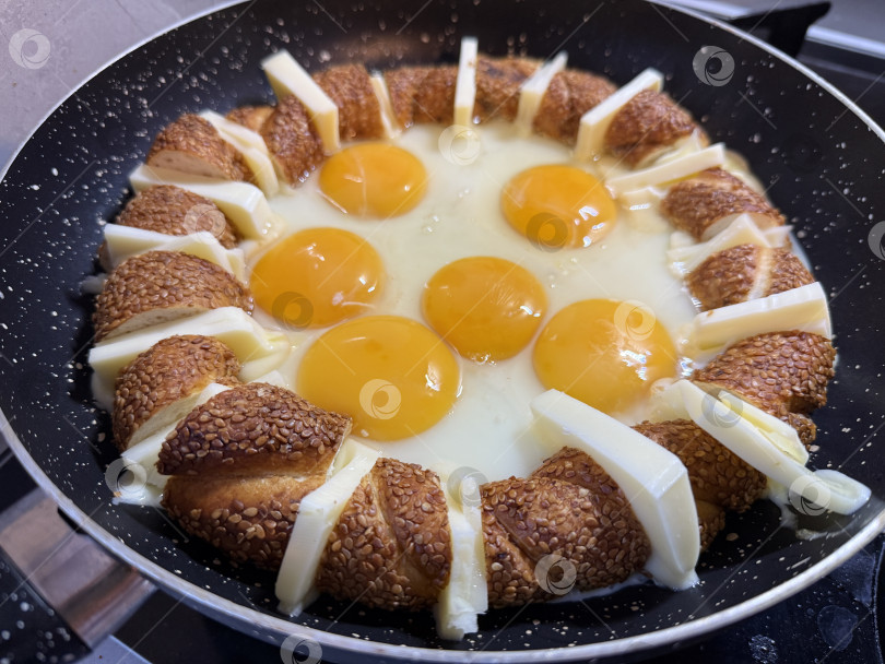 Скачать Запеканка с яйцами и сыром на сковороде, блюдо для завтрака, вид сверху фотосток Ozero