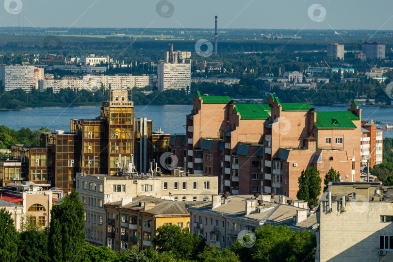 Скачать Воронеж, Россия, 11 июня 2019 года: Вид на центр Воронежа с историческими зданиями и новыми современными жилыми и офисными зданиями с высоты птичьего полета. Летний солнечный день фотосток Ozero