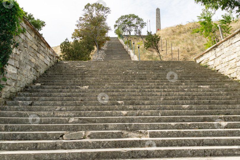 Скачать Ремонтные работы на старой лестнице Великого Митридата, ведущей к Мемориалу Славы (героям Второй мировой войны) в Керчи, Крым, в сентябре 2019 года фотосток Ozero