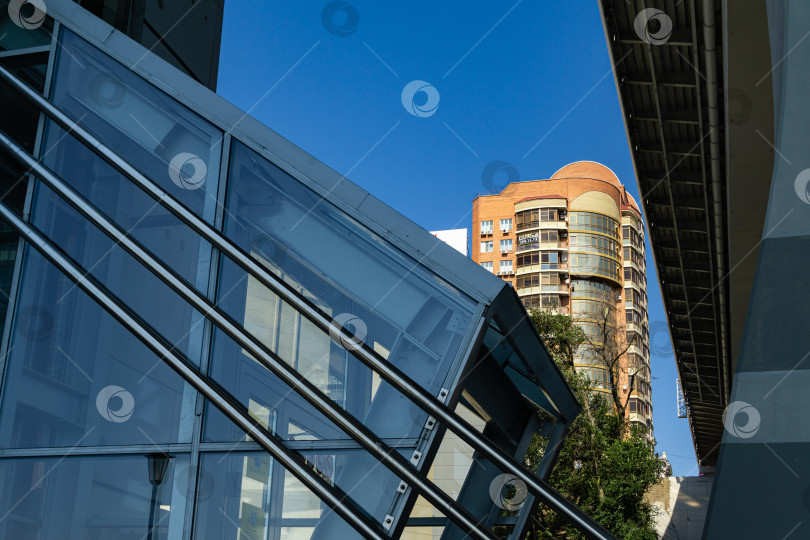 Скачать Ростов-на-Дону, Россия – 12 сентября 2019 года: Вид на новые современные здания с оригинальным декором с набережной Ростова-на-Дону. Солнечный день фотосток Ozero