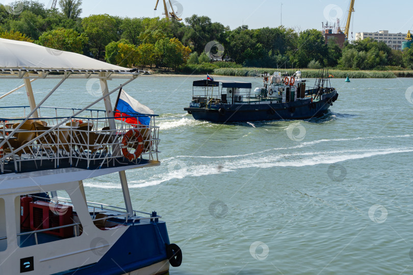 Скачать Ростов-на-Дону, Россия – 12 сентября 2019 года: Прогулочные катера с пассажирами на лазурных водах реки Дон. Солнечный день фотосток Ozero