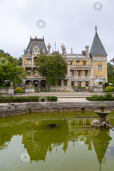 Скачать Массандровский дворец Александра III в Крыму. Элегантный дворец российского императора - памятник архитектуры конца XIX века в Верхней Массандре. Ялта, Крым, Россия - 30 сентября 2019 г. фотосток Ozero