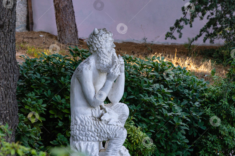 Скачать Прекрасная скульптура сатира из белого мрамора в ландшафтном парке Айвазовского (Парк Парадайз) в Партените. Алушта, Крым, Россия - 28 сентября 2019 г. фотосток Ozero