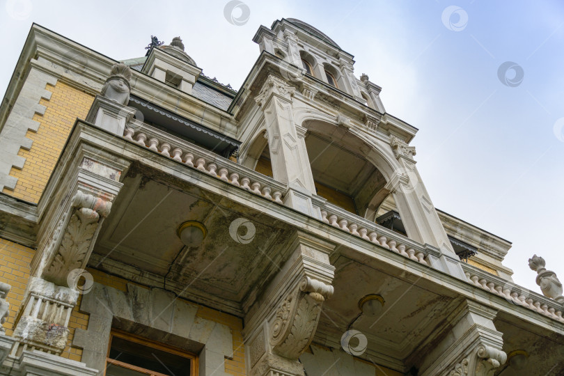 Скачать Массандровский дворец Александра III в Крыму. Элегантный дворец российского императора - памятник архитектуры конца XIX века в Верхней Массандре. Ялта, Крым, Россия - 30 сентября 2019 г. фотосток Ozero