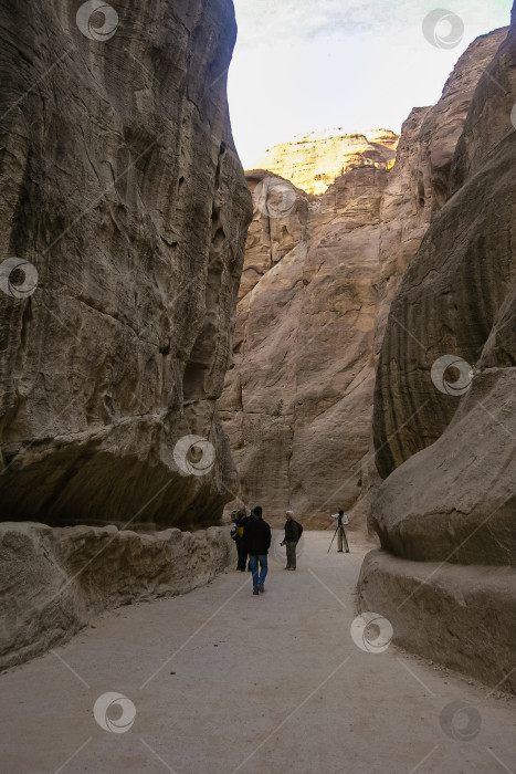 Скачать Каменный каньон Сик, ведущий к сокровищнице древнего города Петра. Узкий каньон служит въездом в город Петра Петра, Иордания - 5 декабря 2009 г. фотосток Ozero