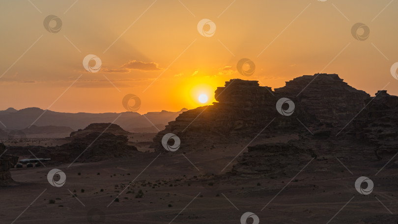 Скачать Волшебный закат в горах пустыни Вади-Рам, Иордания. Красно-коричневые горы в последних лучах заходящего солнца. Есть место для текста. фотосток Ozero