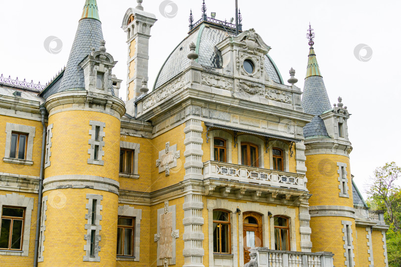 Скачать Массандровский дворец Александра III в Крыму. Элегантный дворец российского императора в желто-белых тонах - памятник архитектуры конца XIX века. Ялта, Крым, Россия - 30 сентября 2019 г. фотосток Ozero