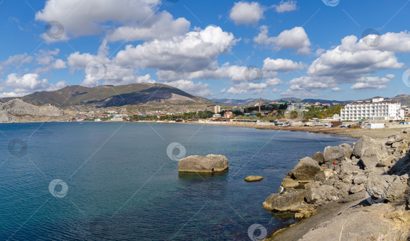 Скачать Живописный пейзаж со скалистым побережьем Черного моря в окрестностях Судака, Крымский полуостров. Мыс Алчак в Судаке, Крым фотосток Ozero