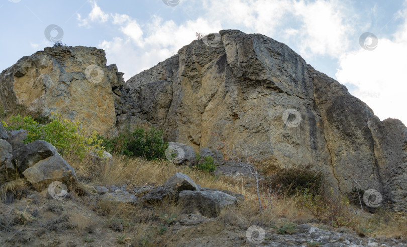 Скачать Живописный пейзаж со скалистым побережьем Черного моря в окрестностях Судака, Крымский полуостров. Мыс Алчак в Судаке, Крым фотосток Ozero