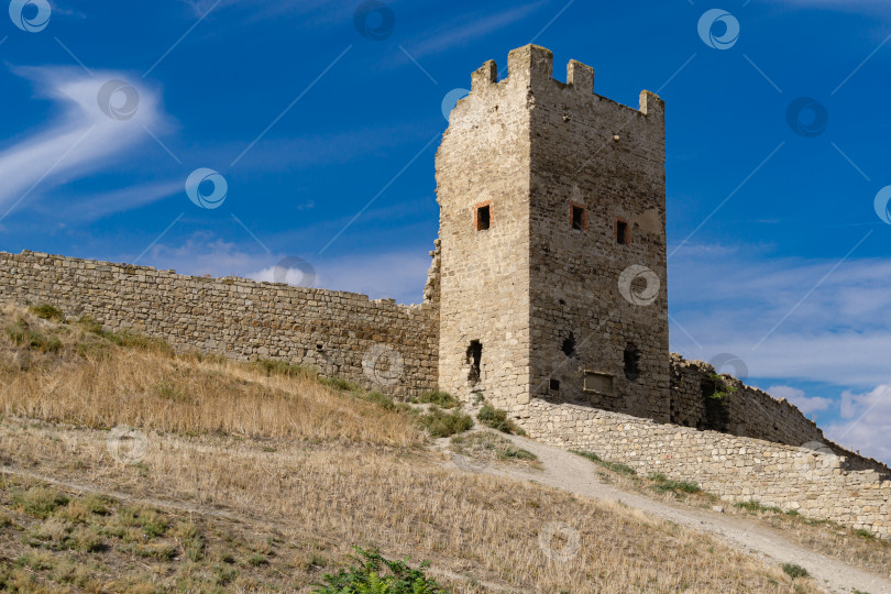 Скачать Живописный вид на крепостные стены средневековой генуэзской крепости на побережье Черного моря в южной части города Феодосия. Феодосия, Крым, Россия - сентябрь 2019 г. фотосток Ozero