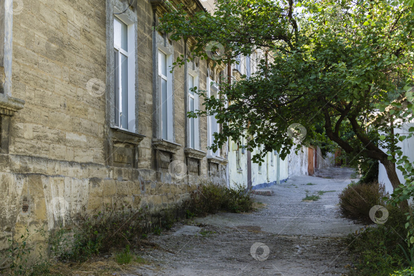 Скачать Старый извилистый переулок Фурманова в центре поселения караимов в древней части Феодосии. Крым, Россия - сентябрь 2019 г. фотосток Ozero