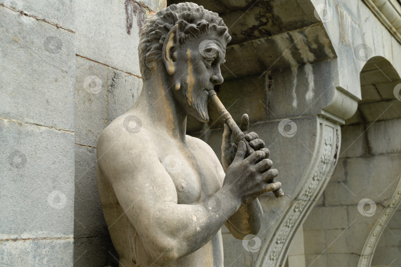 Скачать Скульптура сатира возле Массандровского дворца в Крыму. Элегантный дворец российского императора Александра III - памятник архитектуры конца XIX века в Верхней Массандре, Ялта. фотосток Ozero