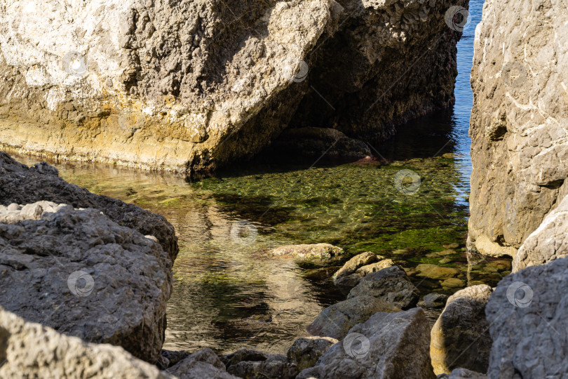 Скачать Крупный план больших скал на фоне живописного пейзажа со скалистым побережьем Черного моря в окрестностях Судака, Крымский полуостров. Мыс Алчак в Судаке, Крым фотосток Ozero