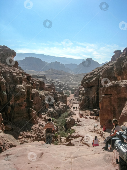 Скачать Вид на древнюю Петру сверху. Красные горы Иорданской пустыни, внутри которых высечен в камне древний город Петра. Тема экологии и путешествий. Здесь есть место для вашего текста. Петра, Иордания - 5 декабря 2009 фотосток Ozero