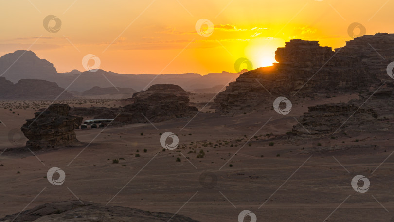 Скачать Волшебный закат в горах пустыни Вади-Рам, Иордания. Красно-коричневые горы в последних лучах заходящего солнца. Есть место для текста. фотосток Ozero