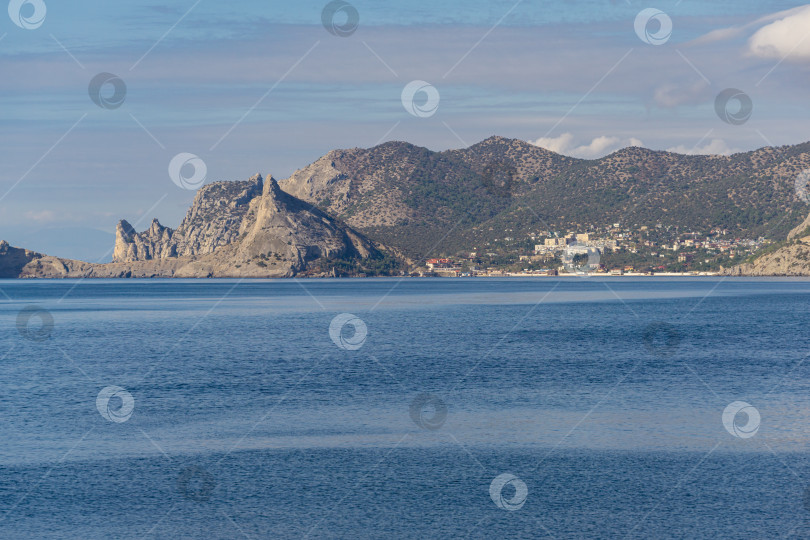 Скачать Прекрасный вид на побережье поселка Новый Свет открывается со скалистого берега мыса Алчак в окрестностях курортного города Судак, Крымский полуостров. фотосток Ozero