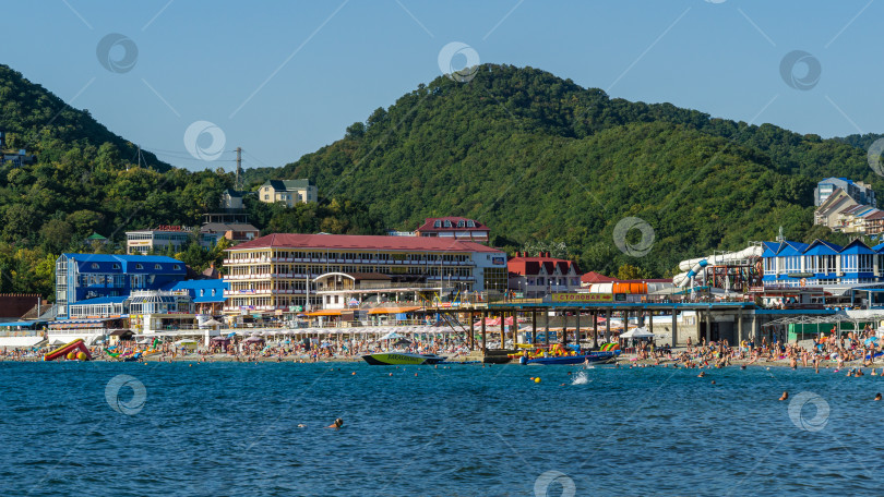 Скачать Люди отдыхают на каменистом пляже поселка Ольгинка. Пляжный отдых в начале сентября. Туапсе, Россия - 13 сентября 2019 г. фотосток Ozero
