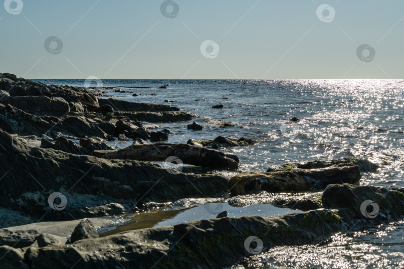 Скачать Побережье Черного моря на закате. Живописный морской пейзаж с голубой водой и скалистым побережьем. Отличная дизайнерская концепция фотосток Ozero