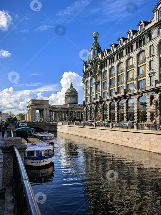 Скачать Санкт-Петербург, Россия - 12 августа 2025 года. Вид на канал Грибоедова с домом Зингера и Казанским собором. фотосток Ozero