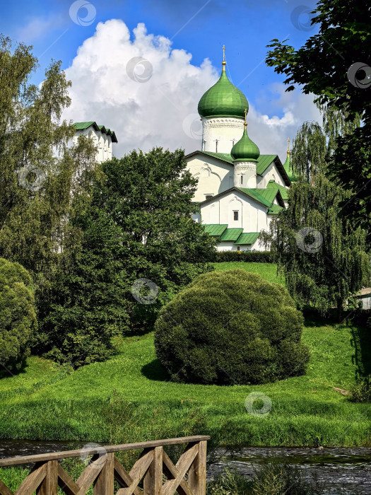 Скачать Псков, Псковская область, Россия - 9 августа 2025 года. Живописный вид на православную Богоявленскую церковь. фотосток Ozero