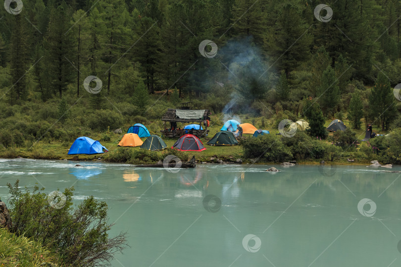 Скачать Туристический лагерь у реки фотосток Ozero