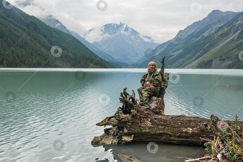 Скачать туристка у горного озера фотосток Ozero