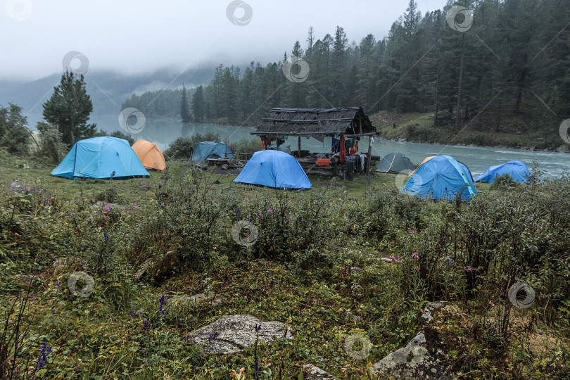 Скачать Туристический лагерь у реки фотосток Ozero