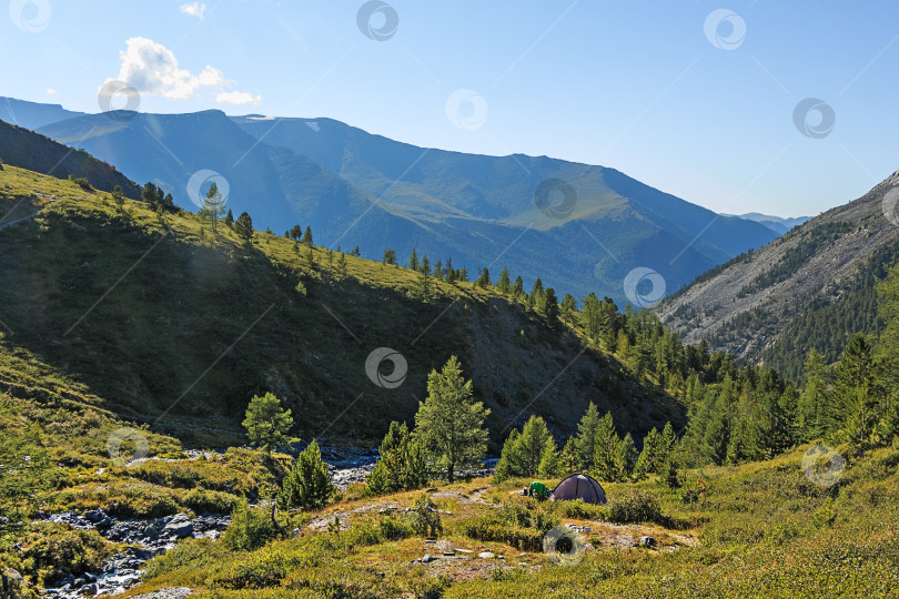 Скачать Туристический лагерь в горах фотосток Ozero