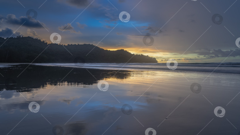 Скачать Вечером после захода солнца. Тропический остров. фотосток Ozero